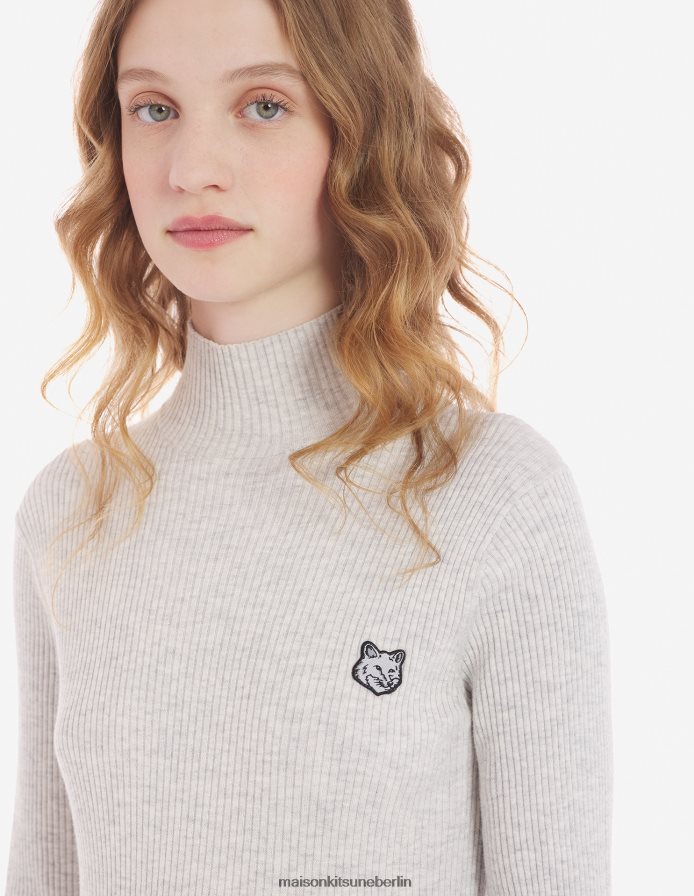 Kleidung V2DHL436 hellgrau meliert Frauen Feingerippter Rollkragenpullover mit auffälligem Fuchskopf-Patch Maison Kitsune